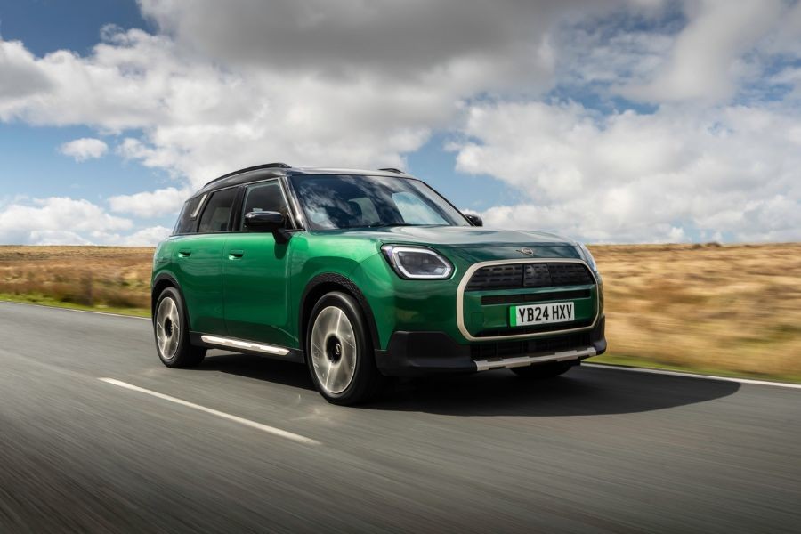 Grænn rafknúinn MINI Countryman á ferð á opnum vegi